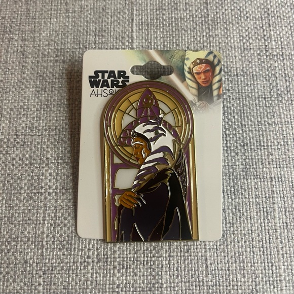 Star Wars Ahsoka Stained Glass Portrait Enamel Pin - Picture 1 of 4